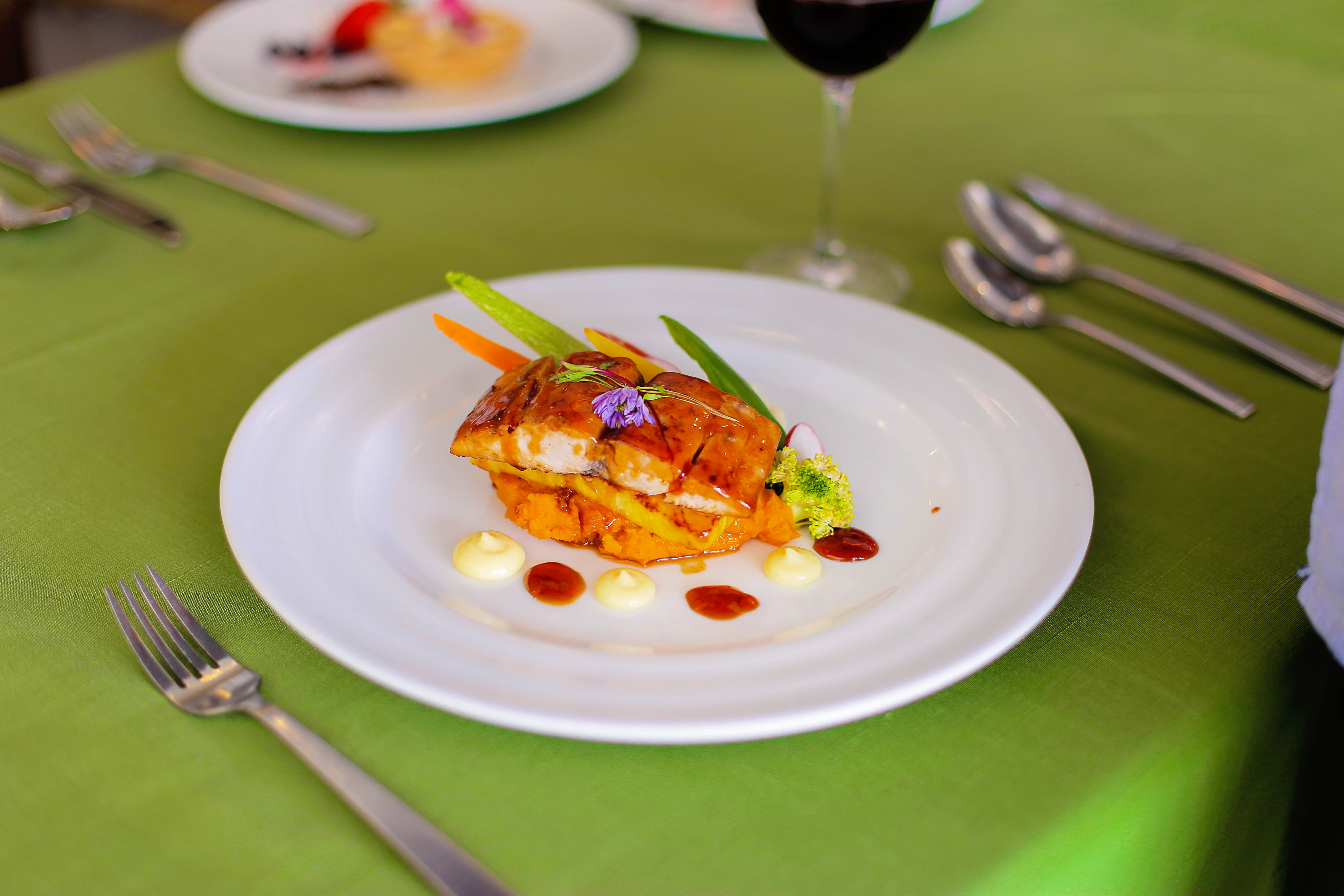 Pescado BBQ con vegetales a la parrilla y puré de Zanahoria de especialidad Internacional de hotel Sunset Palace Mazatlán