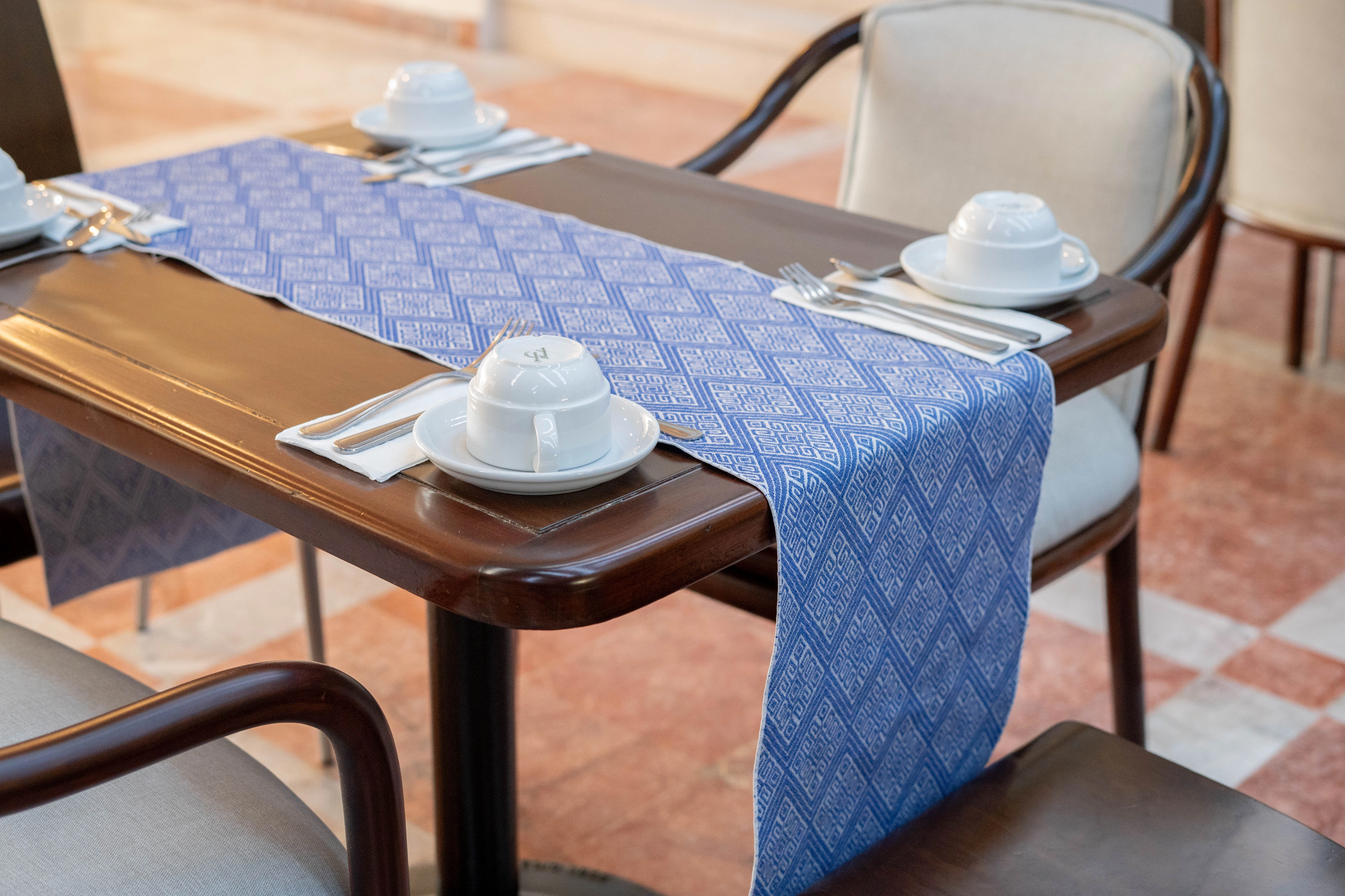 Detalles de mesa, platillos y mantel de restaurante Horizonte de Hotel Sunset Palace 